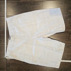 Lightweight subtle tone plaid shorts